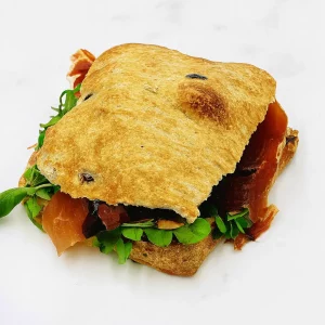 Focaccia jambon cru et olives